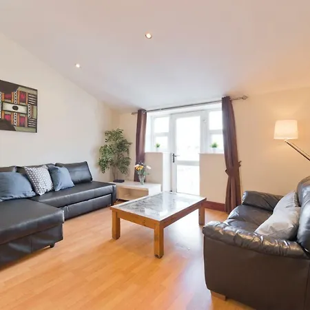 Apartment Large 3 Bed Sleeps 8 *