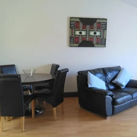 Apartment Large 3 Bed Sleeps 8 *