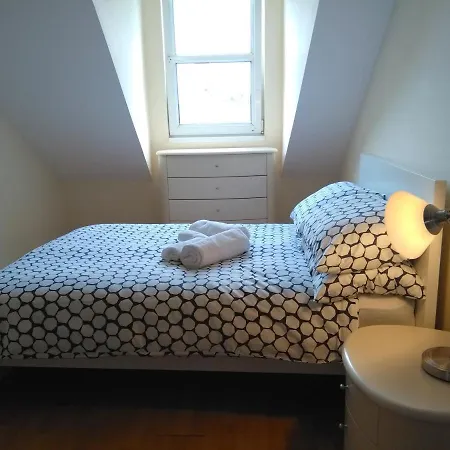 Large 3 Bed Sleeps 8 Apartment *