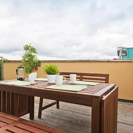 Large 3 Bed Sleeps 8 Apartment