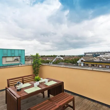 Large 3 Bed Sleeps 8 Apartment