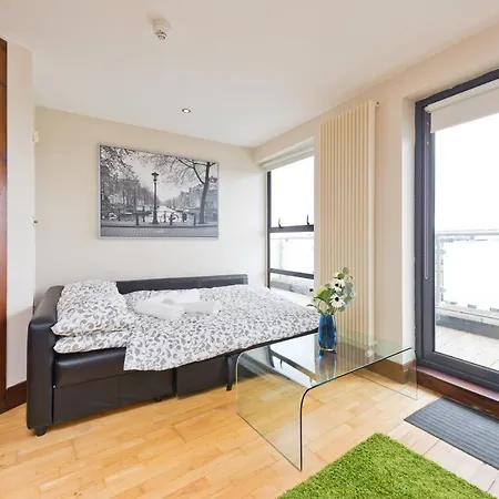 Large 3 Bed Sleeps 8 Apartment