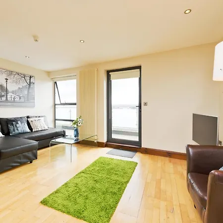Large 3 Bed Sleeps 8 *