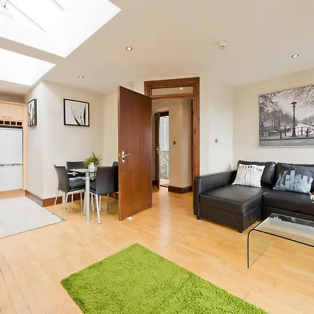 Large 3 Bed Sleeps 8 *