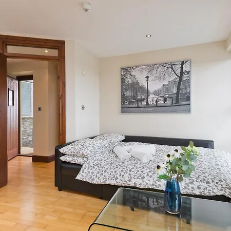 Apartment Large 3 Bed Sleeps 8 Dublin